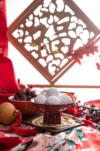 桌子上的汤圆和红枣春节高端影相