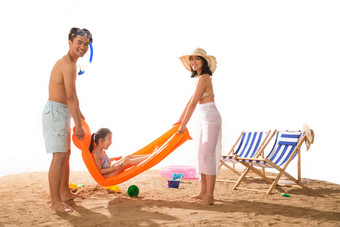 幸福家庭在沙滩上玩耍