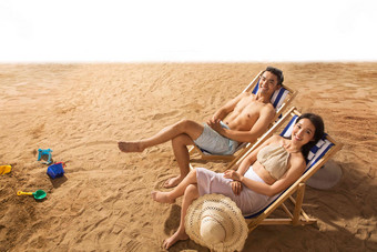 浪漫的年轻情侣在<strong>沙滩</strong>上放松高端摄影图