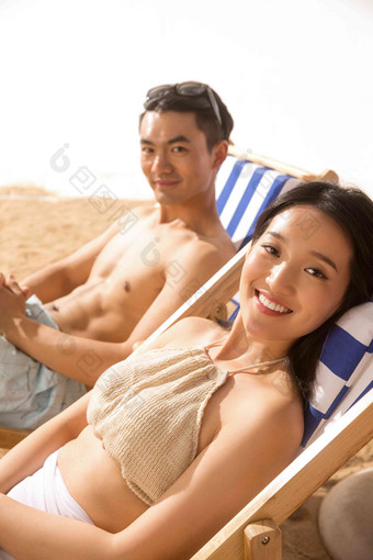 浪漫的年轻<strong>情侣</strong>在沙滩上