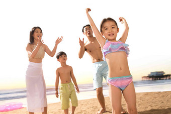 幸福家庭在沙滩上<strong>玩耍</strong>