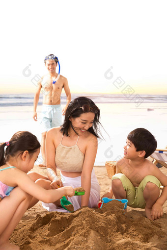 幸福家庭在沙滩上<strong>玩耍</strong>