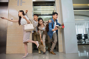 商务男女挤电梯工作场所清晰摄影图