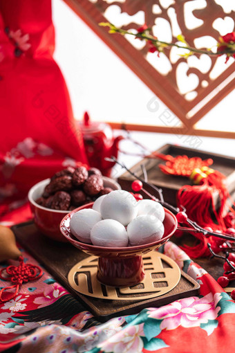 桌子上的汤圆和红枣剪纸高端摄影图