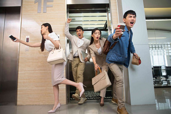 商务男女挤电梯工作场所高质量场景