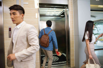 商务男女乘电梯中国高端摄影图