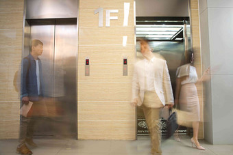 商务男女乘电梯