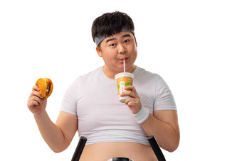 小胖边吃边健身背景分离照片