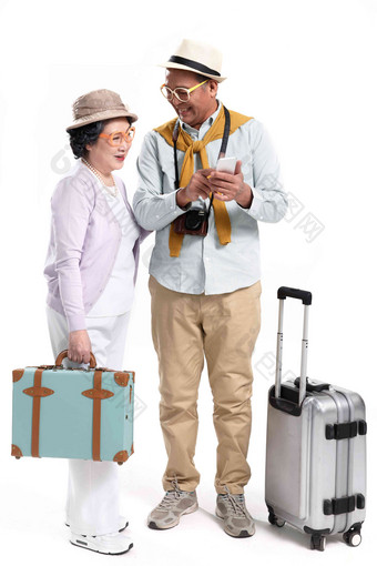 老年夫妇旅行拍照