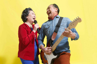 快乐老人弹吉他唱歌夫妇高端摄影图