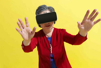 快乐的老年人戴着VR眼镜彩色图片照片