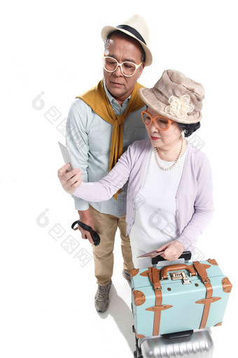 老年夫妇看手机行李氛围图片