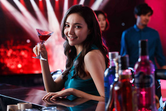 青年女人在酒吧喝酒
