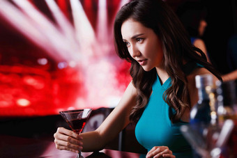 青年女人在酒吧喝酒餐桌高清摄影图