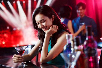 青年女人在酒吧喝酒女人影相