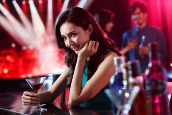 青年女人在酒吧喝酒