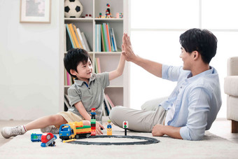 快乐玩耍男孩亚洲单亲家庭高清摄影图