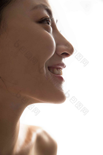青年女人自信的笑容侧脸口腔卫生照片