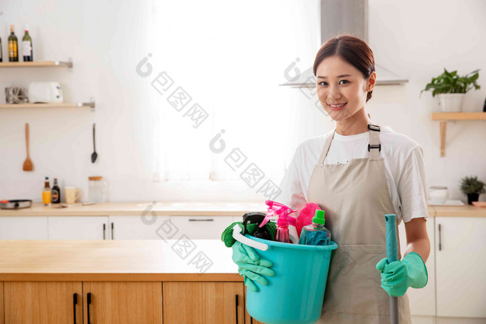 青年女人打扫房间清洗高清摄影