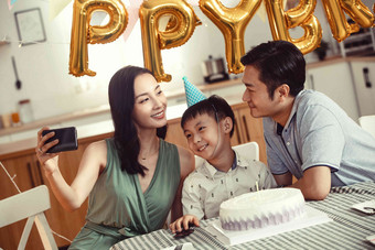 庆祝生日的快乐家庭彩色图片高端图片