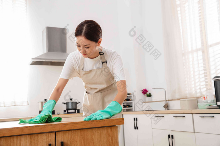 青年女人打扫房间白昼氛围摄影