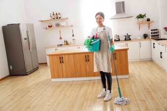 <strong>打扫房间</strong>的家政服务人员彩色图片高质量图片