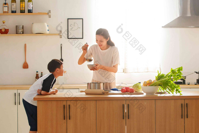 年轻妈妈和儿子在厨房男孩高质量场景 厨房做饭