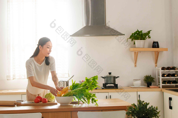 青年女人在厨房里做饭水平构图高端镜头