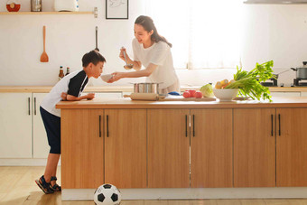 年轻妈妈和儿子在厨房家庭高端影相