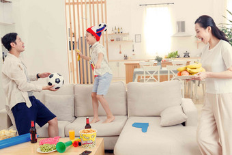 在家快乐玩耍的一家人足球氛围相片
