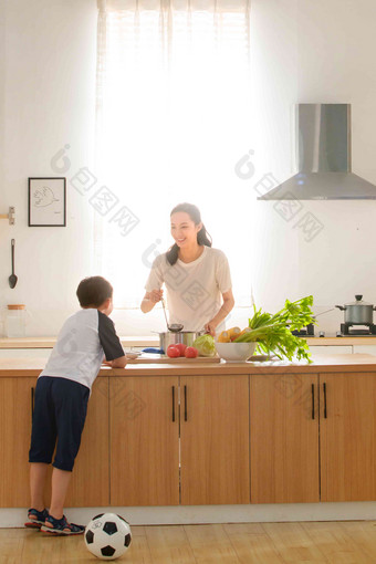 年轻妈妈和儿子在厨房