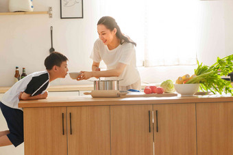 年轻妈妈和儿子在厨房亲情照片