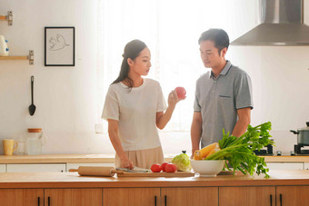 年轻夫妇在厨房做饭亚洲人高质量影相