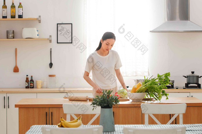 青年女人在厨房里做饭快乐高质量镜头