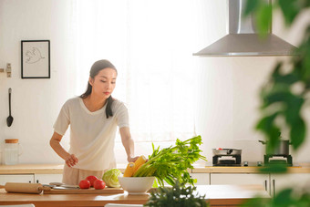 青年女人在厨房里做饭