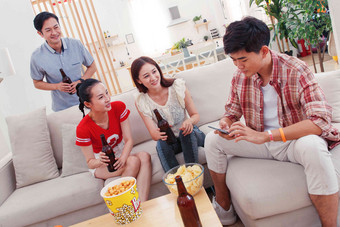 青年朋友在家喝酒聊天中国摄影图