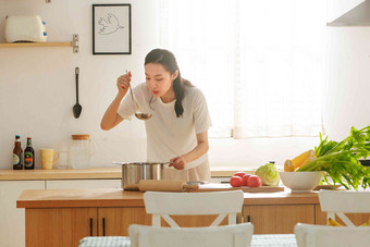 青年女人在<strong>厨房</strong>里做饭