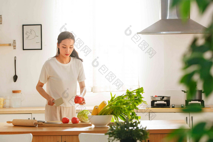 青年女人在厨房里做饭锅氛围镜头