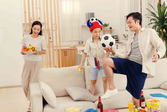 幸福的一家人在家玩耍拿着氛围相片