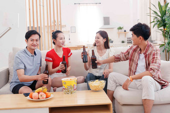 青年朋友在家喝酒聊天亚洲人清晰照片