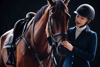 <strong>关爱</strong>马匹的年轻女子抚摸清晰摄影图