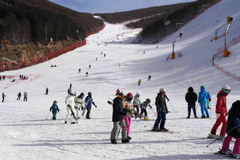 滑雪场雪场天空雪生态旅游高清拍摄