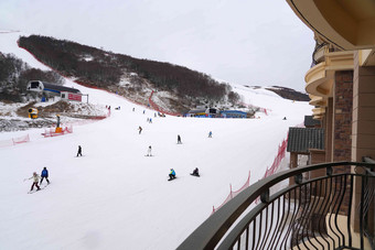 滑雪场雪场女人山滑雪雪橇高清拍摄