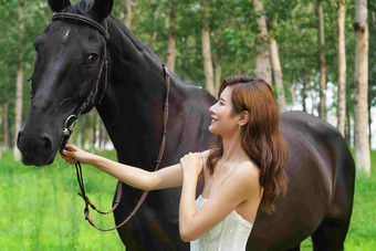 <strong>骏马</strong>和穿着婚纱的漂亮年轻女人