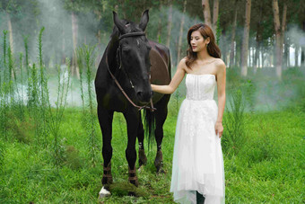 骏马和穿着婚纱的漂亮年轻女人风景清晰摄影图