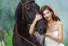 搂着马的漂亮年轻女人