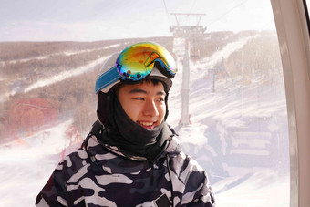 男孩户外滑雪山写实摄影