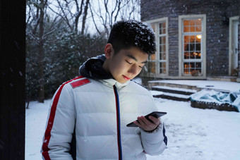 男孩手机雪景摄影互联网写实图片