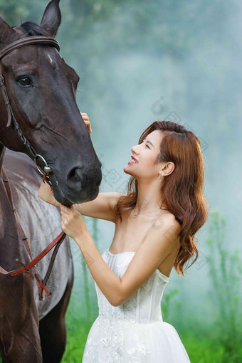 户外漂亮的青年女人和马