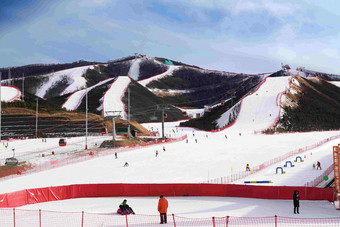 滑雪场雪场儿童山顶滑雪雪橇